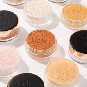 YOUNGBLOOD Biri mineralinė fiksuojamoji pudra su ryžių krakmolu „Loose Rice Powder”